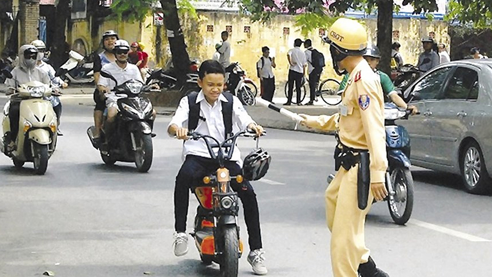 Hiểm họa từ những chiếc xe đạp điện, xe máy điện - Báo Nam ...